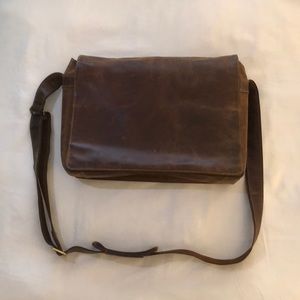 Men’s full grain leather messenger bag
